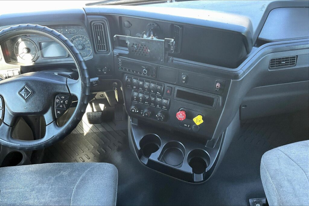 2022 CUM LT625 6×4 Sleeper