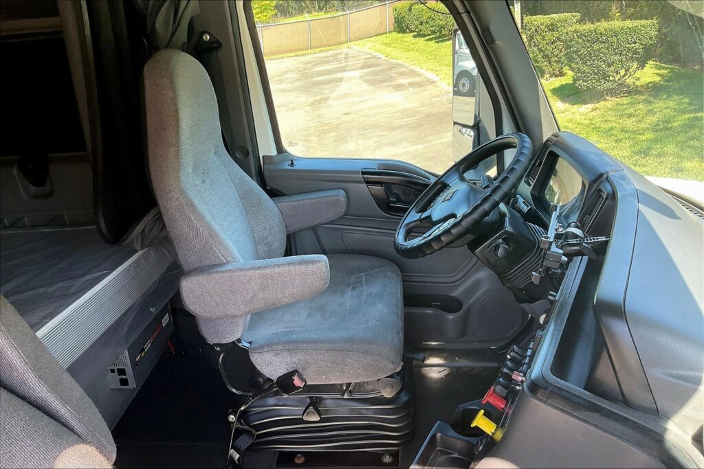 2022 CUM LT625 6×4 Sleeper