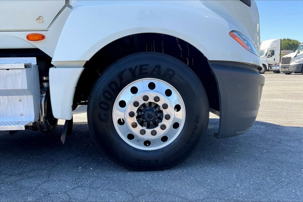 2022 CUM LT625 6×4 Sleeper