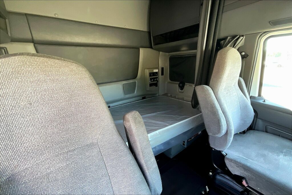 2022 CUM LT625 6×4 Sleeper