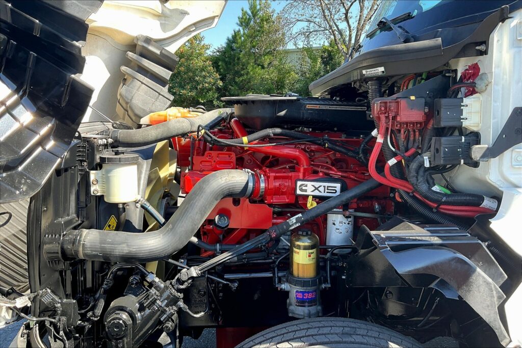 2022 CUM LT625 6×4 Sleeper