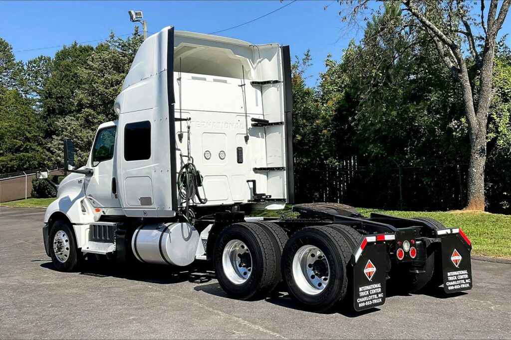 2022 CUM LT625 6×4 Sleeper