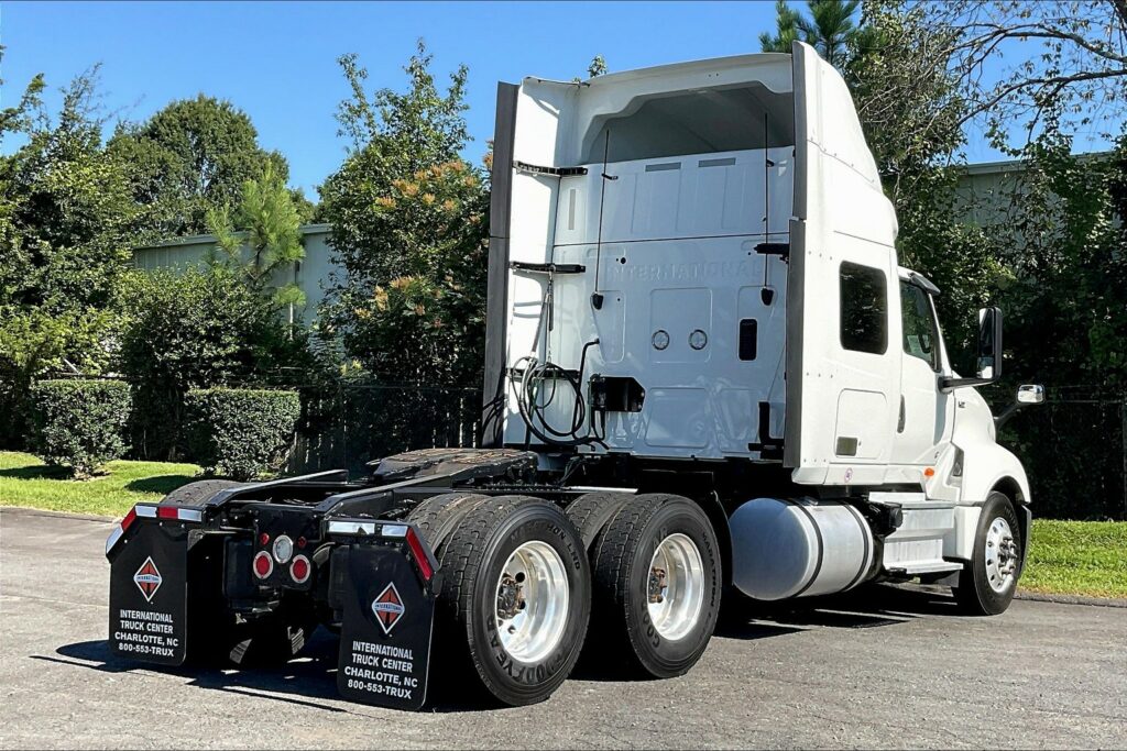 2022 CUM LT625 6×4 Sleeper