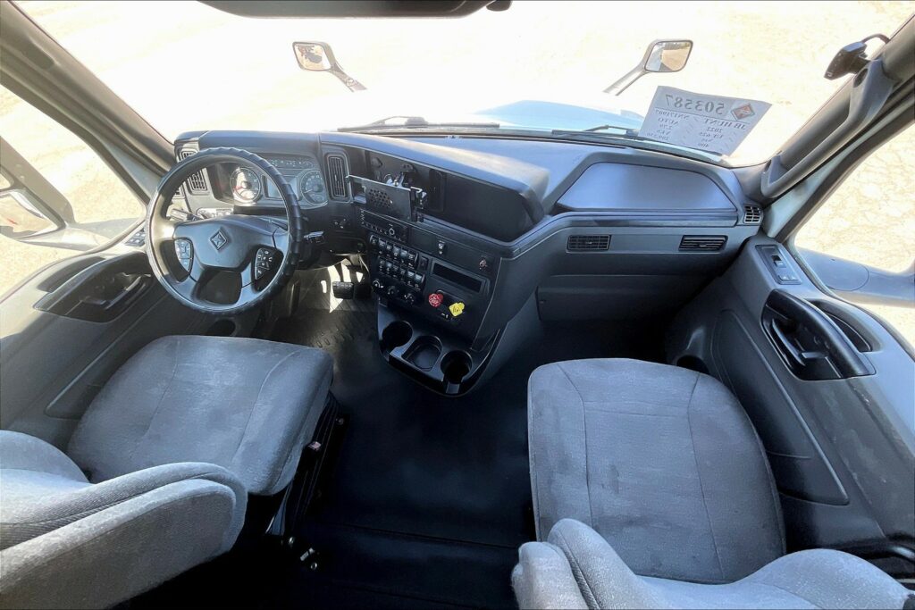 2022 CUM LT625 6×4 Sleeper