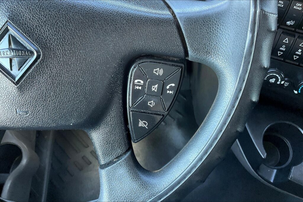 2022 CUM LT625 6×4 Sleeper