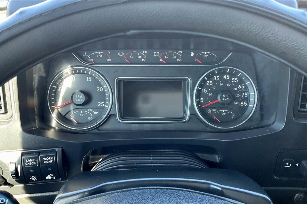 2022 CUM LT625 6×4 Sleeper