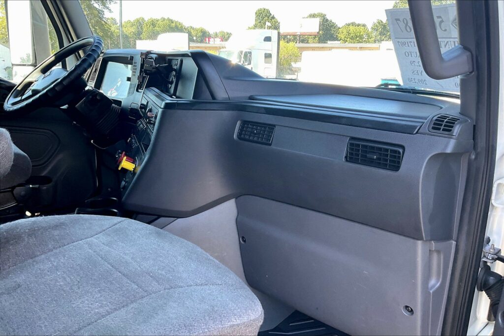 2022 CUM LT625 6×4 Sleeper