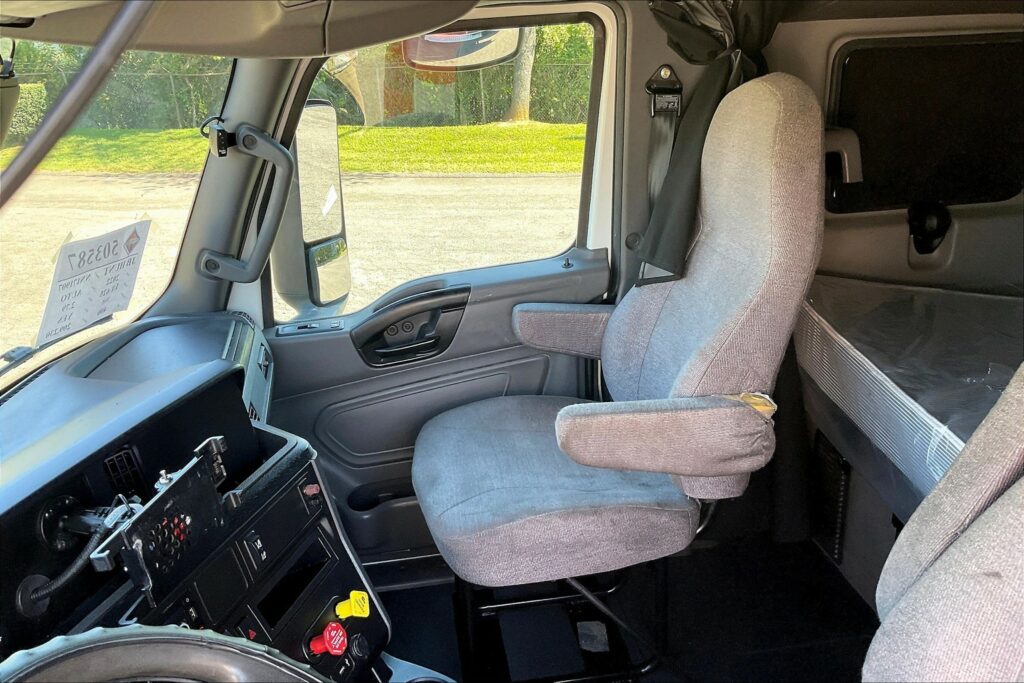 2022 CUM LT625 6×4 Sleeper