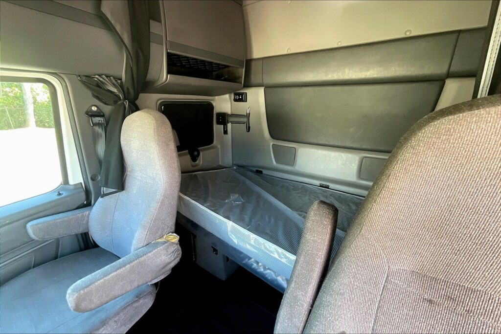 2022 CUM LT625 6×4 Sleeper