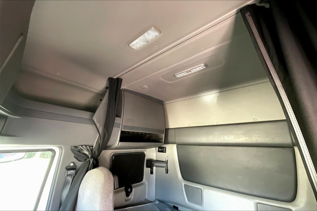 2022 CUM LT625 6×4 Sleeper