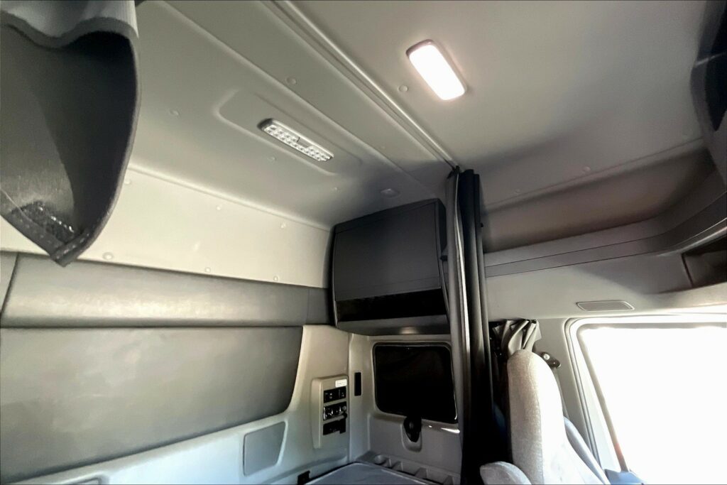 2022 CUM LT625 6×4 Sleeper