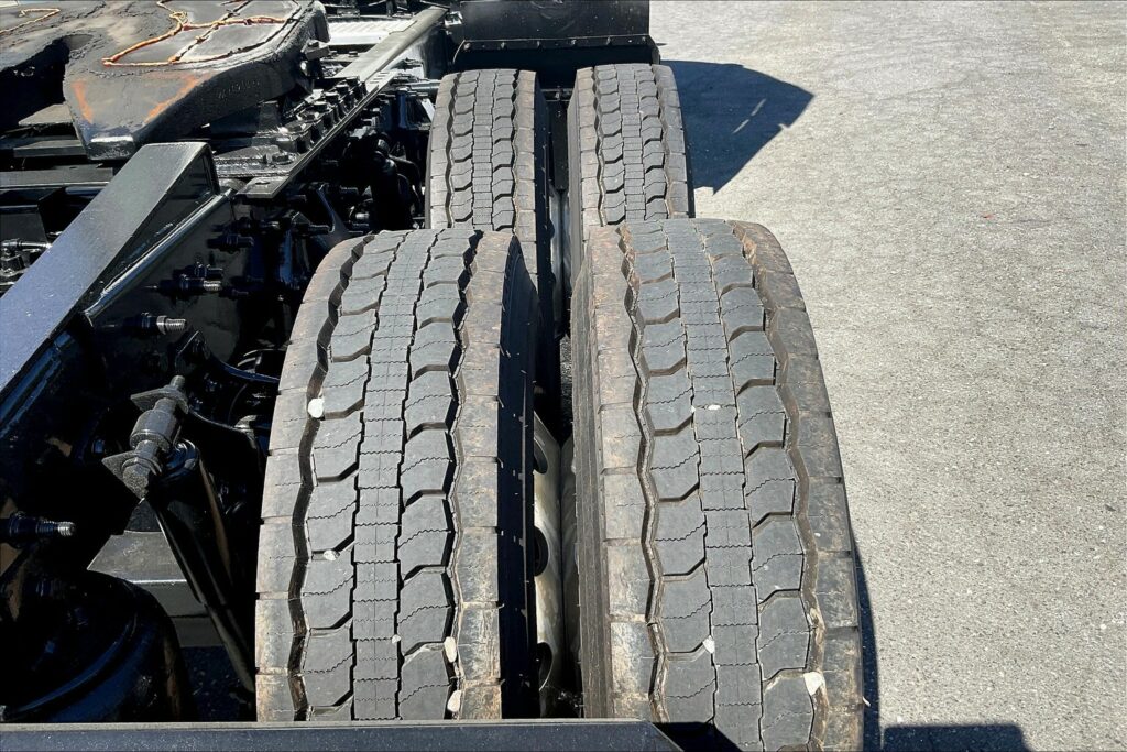 2022 CUM LT625 6×4 Sleeper