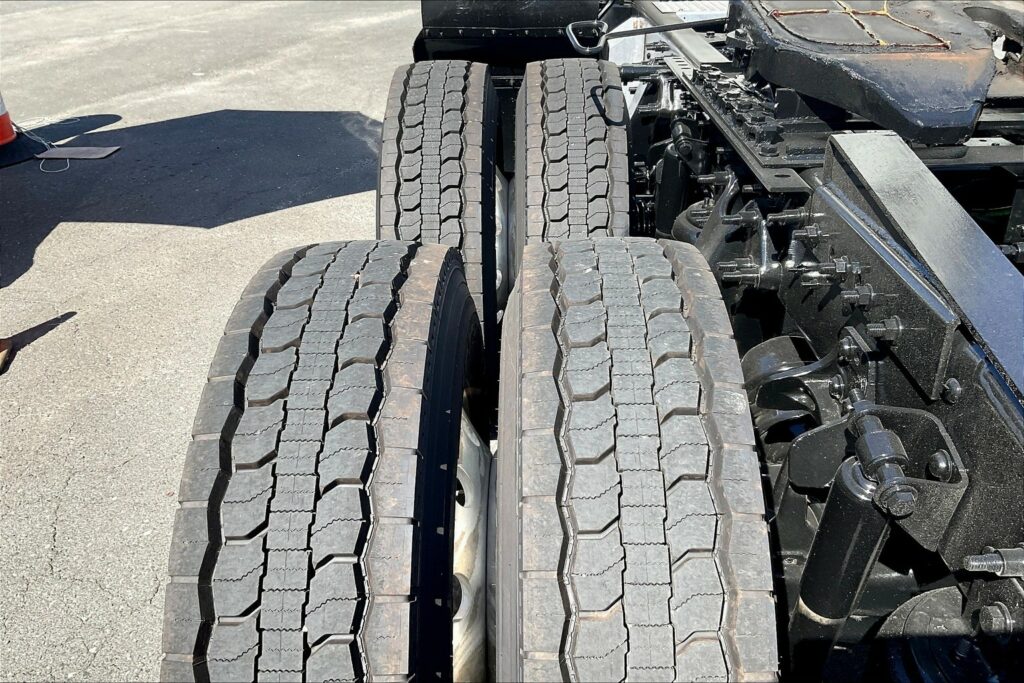 2022 CUM LT625 6×4 Sleeper