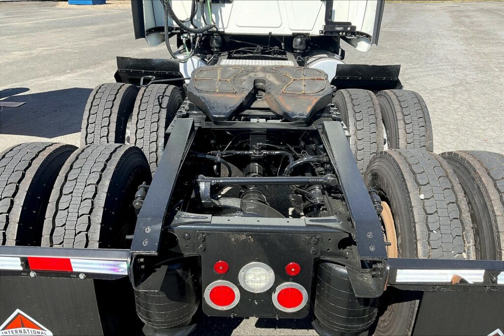 2022 CUM LT625 6×4 Sleeper