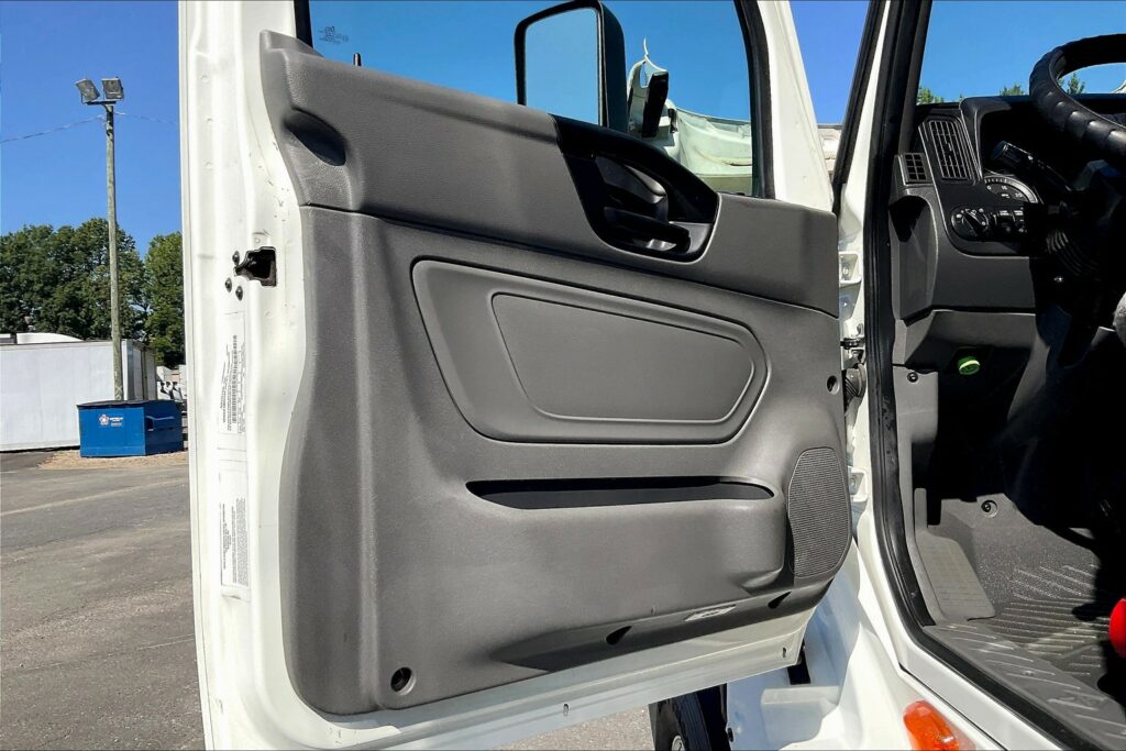 2022 CUM LT625 6×4 Sleeper