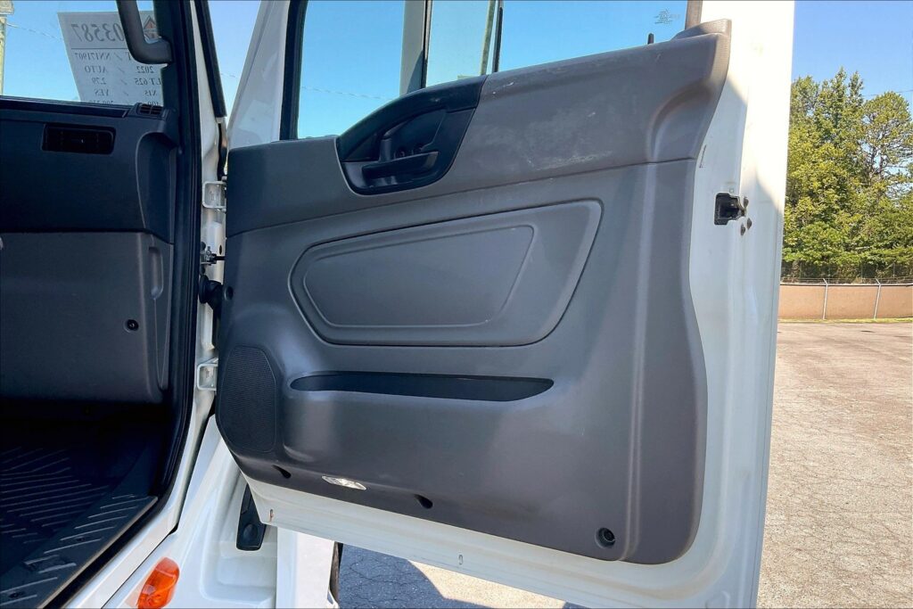 2022 CUM LT625 6×4 Sleeper