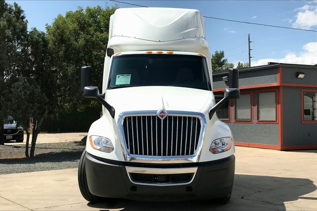 2022 CUM LT625 6×4 Sleeper