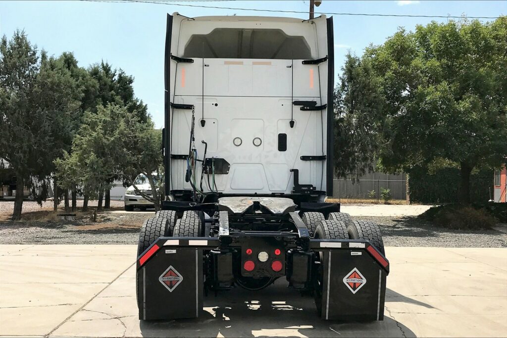 2022 CUM LT625 6×4 Sleeper