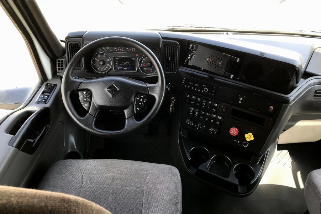 2022 CUM LT625 6×4 Sleeper