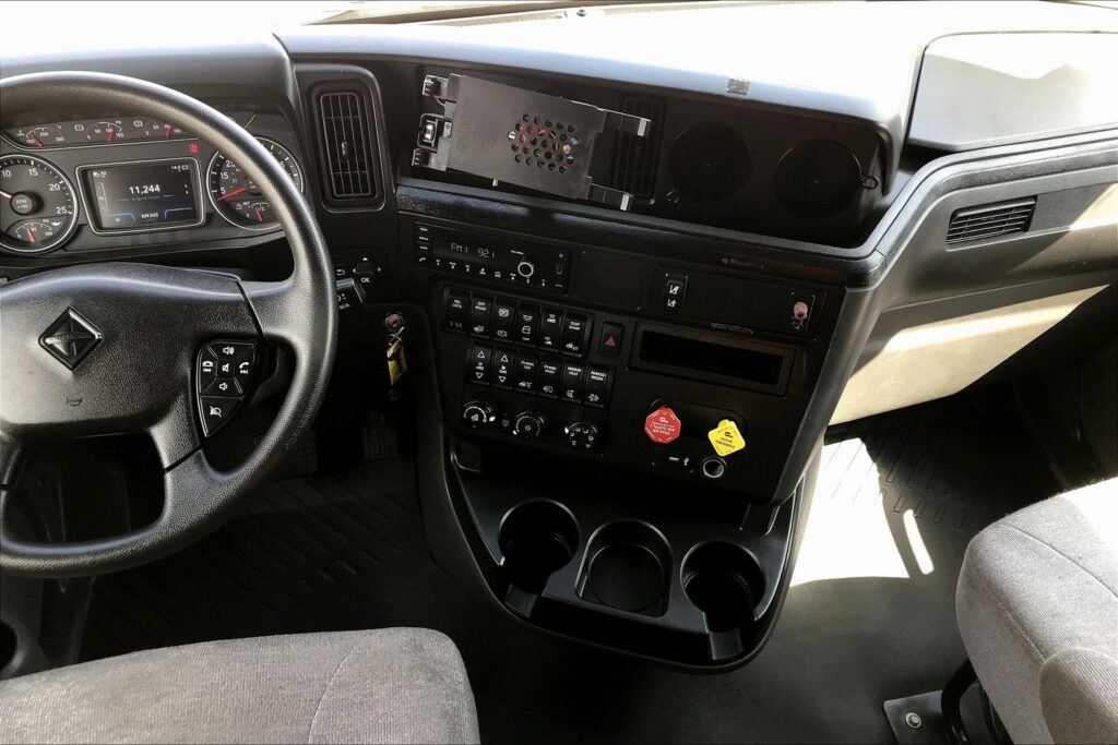 2022 CUM LT625 6×4 Sleeper