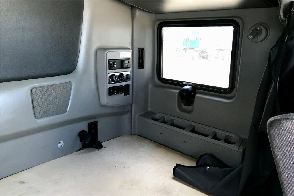 2022 CUM LT625 6×4 Sleeper