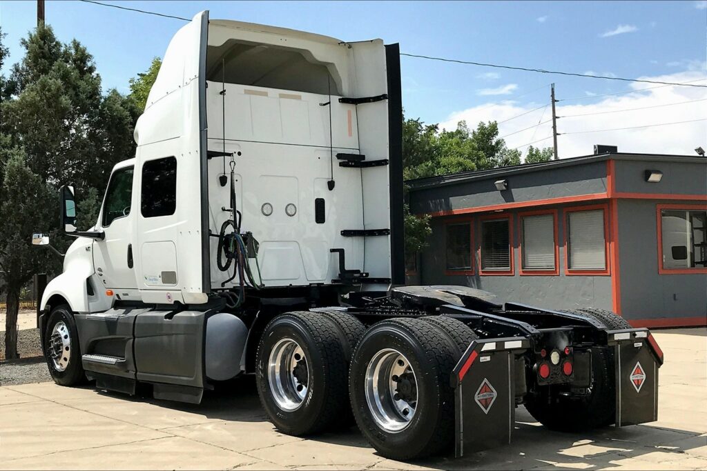 2022 CUM LT625 6×4 Sleeper