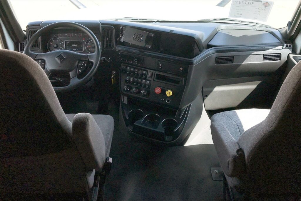 2022 CUM LT625 6×4 Sleeper