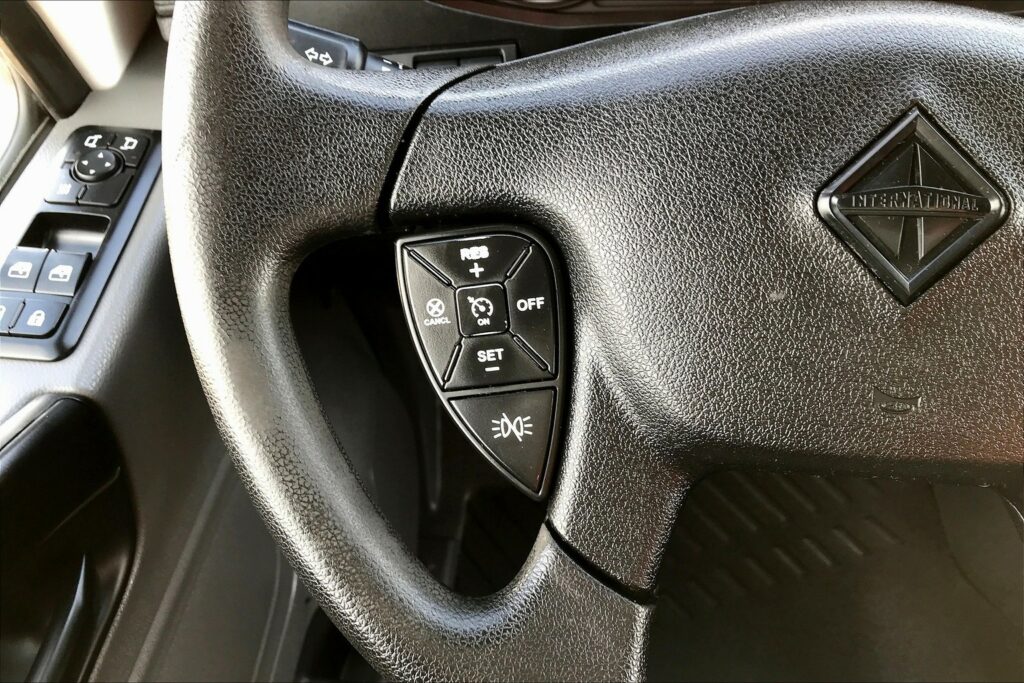 2022 CUM LT625 6×4 Sleeper