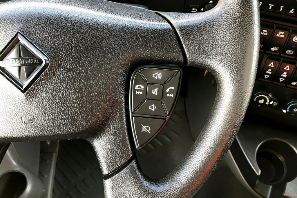 2022 CUM LT625 6×4 Sleeper