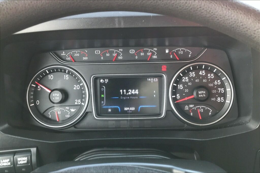 2022 CUM LT625 6×4 Sleeper