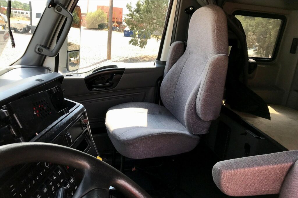 2022 CUM LT625 6×4 Sleeper