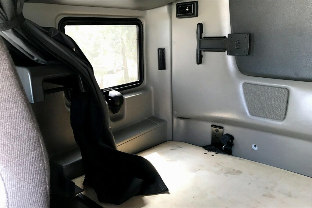 2022 CUM LT625 6×4 Sleeper