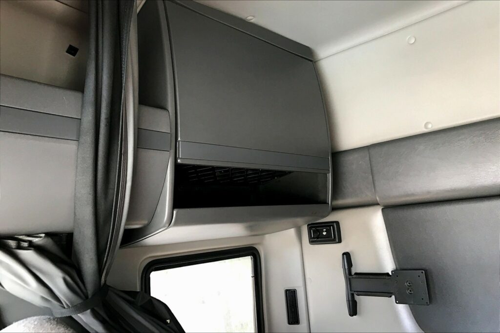 2022 CUM LT625 6×4 Sleeper