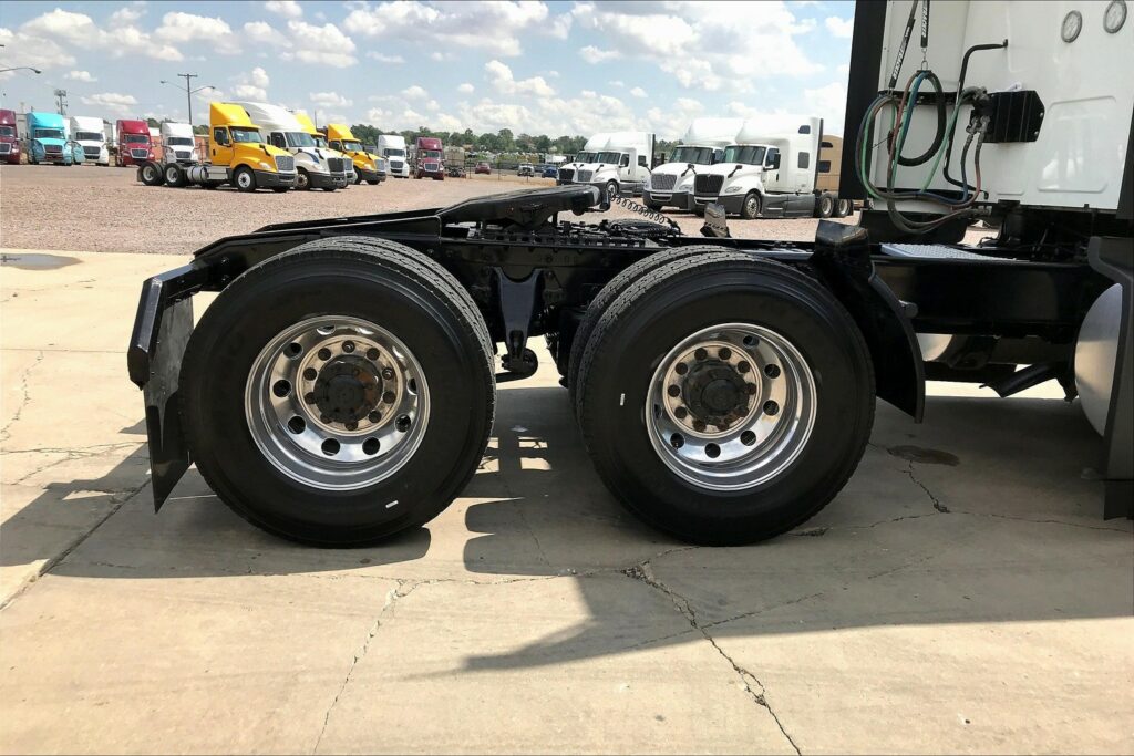 2022 CUM LT625 6×4 Sleeper