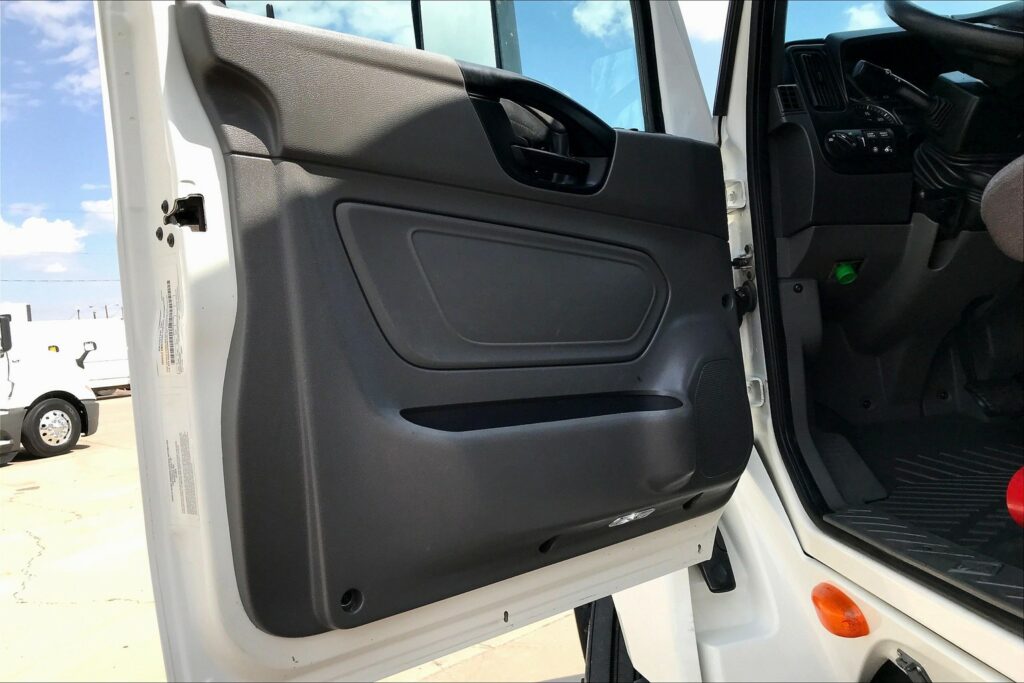 2022 CUM LT625 6×4 Sleeper