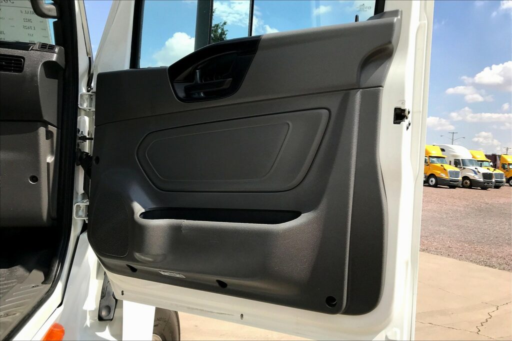 2022 CUM LT625 6×4 Sleeper