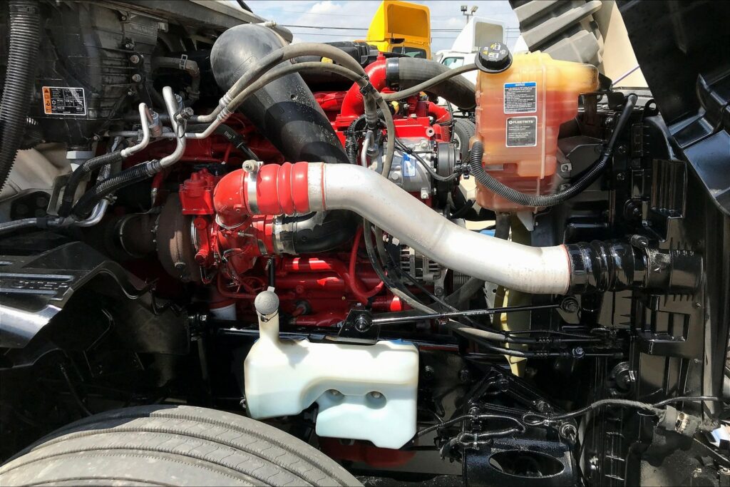 2022 CUM LT625 6×4 Sleeper