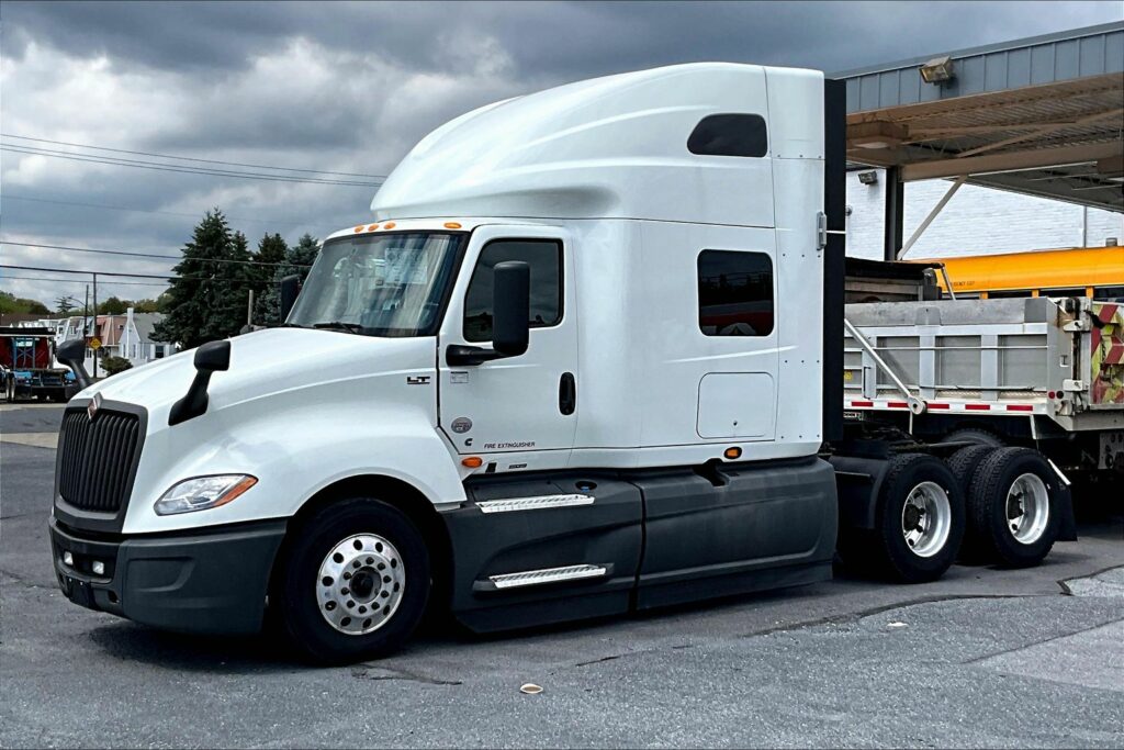 2021 CUM LT625 6×4 Sleeper