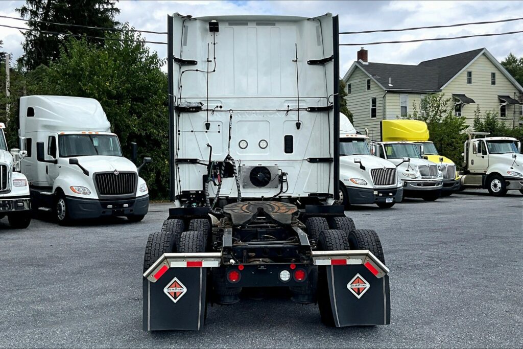 2021 CUM LT625 6×4 Sleeper