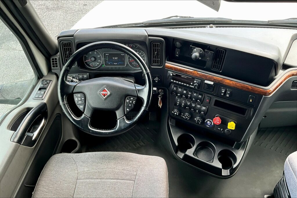 2021 CUM LT625 6×4 Sleeper