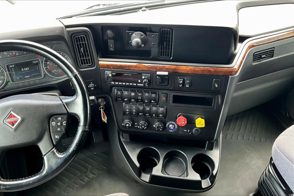 2021 CUM LT625 6×4 Sleeper