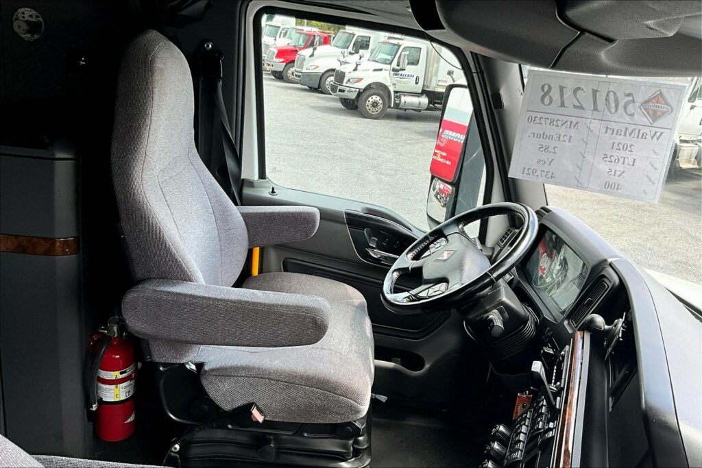 2021 CUM LT625 6×4 Sleeper