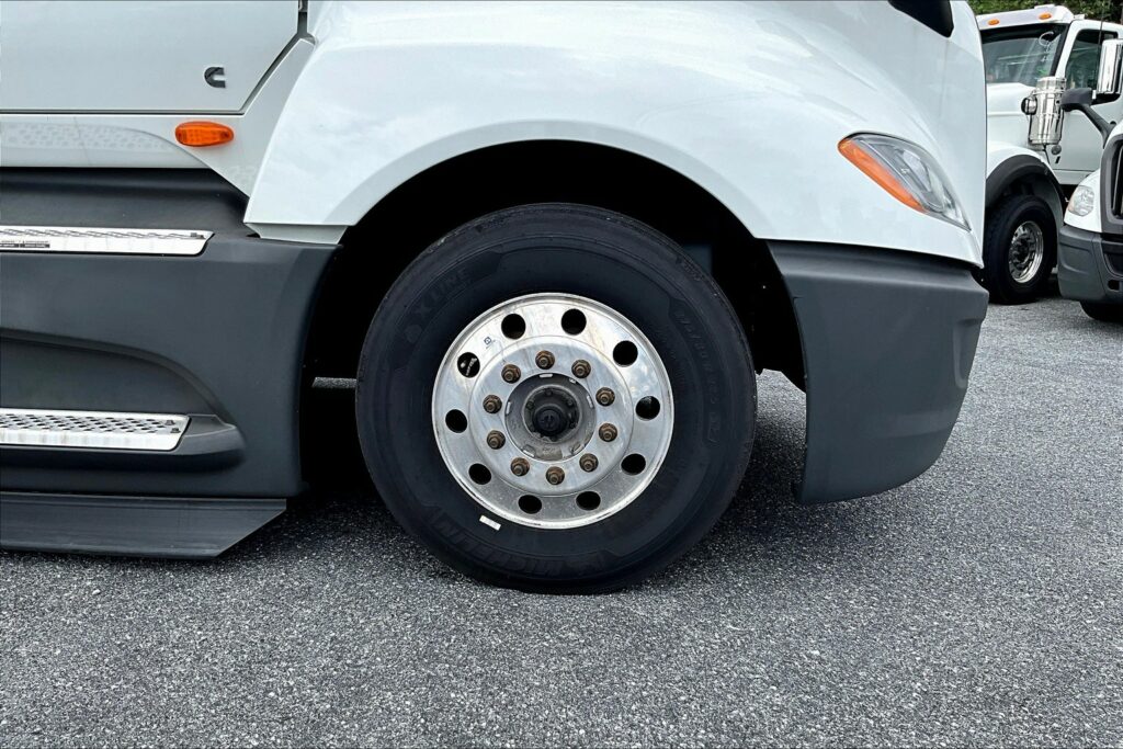 2021 CUM LT625 6×4 Sleeper