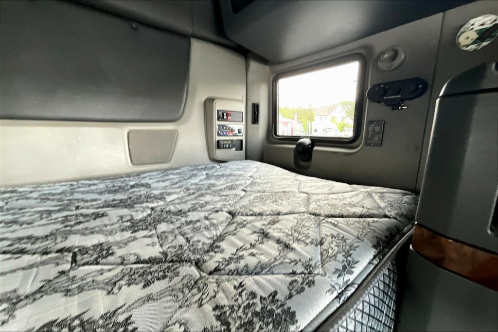 2021 CUM LT625 6×4 Sleeper