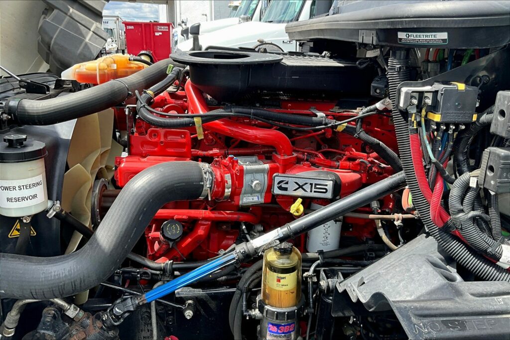 2021 CUM LT625 6×4 Sleeper