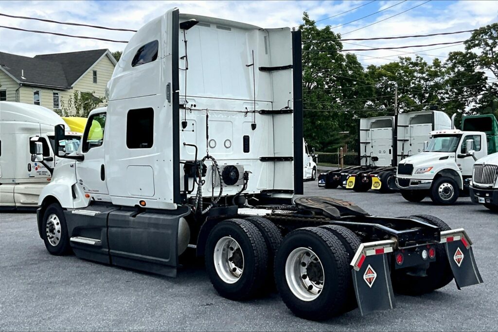 2021 CUM LT625 6×4 Sleeper