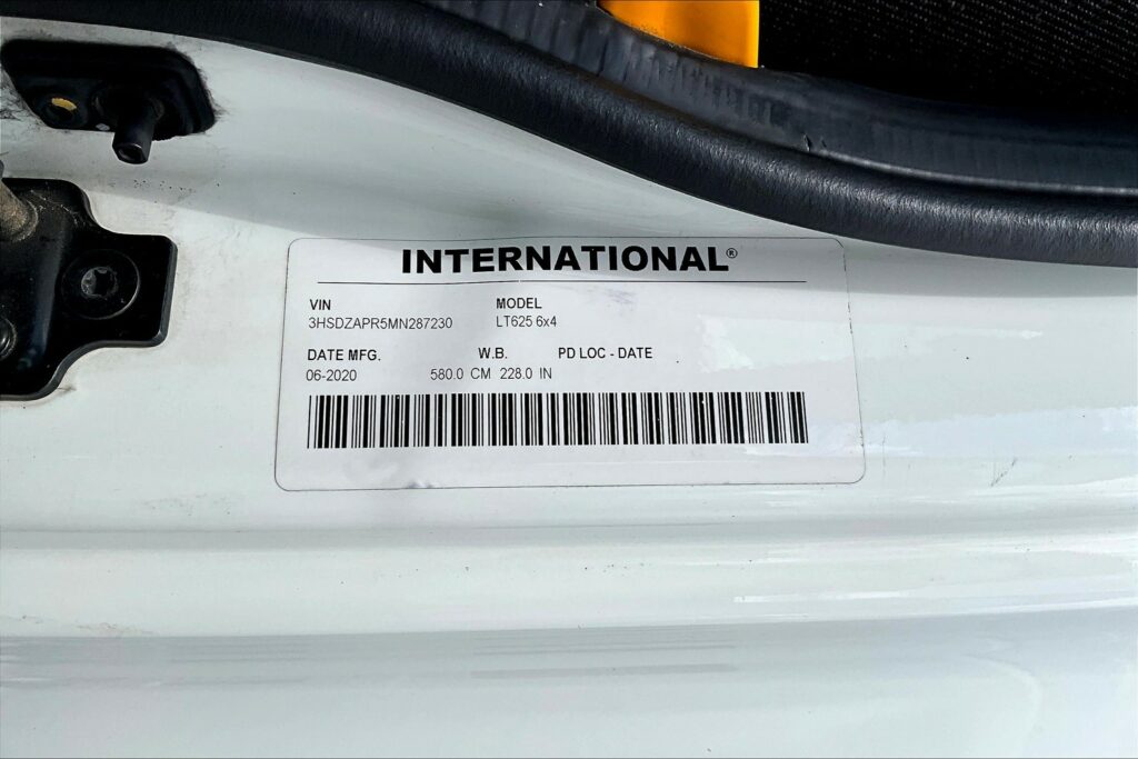 2021 CUM LT625 6×4 Sleeper