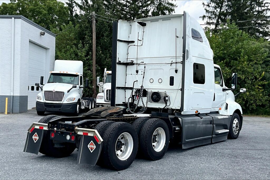 2021 CUM LT625 6×4 Sleeper