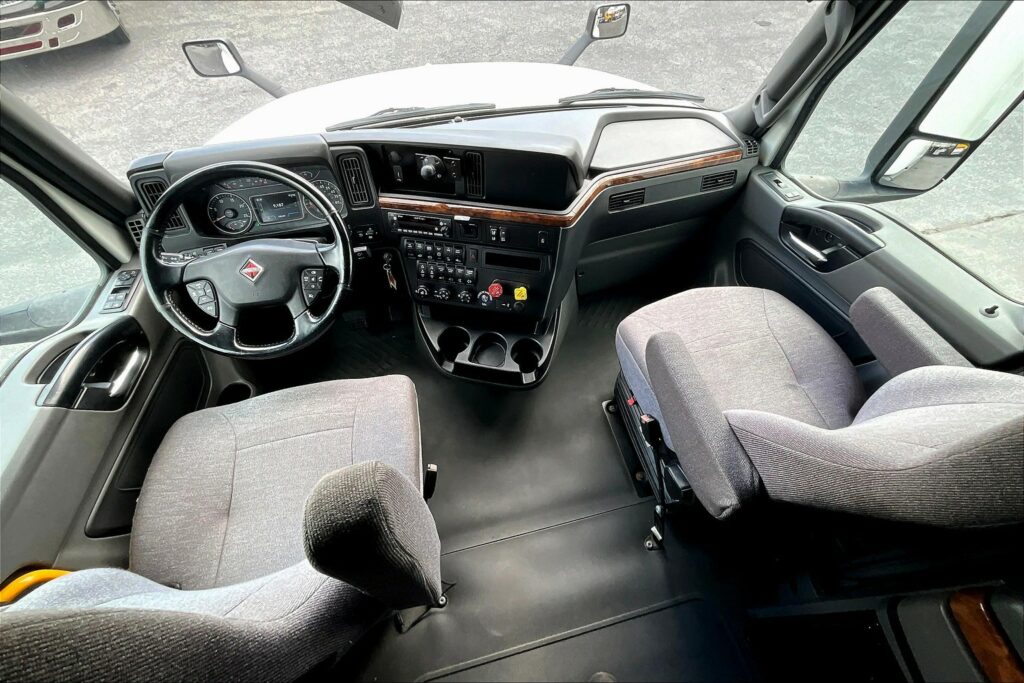 2021 CUM LT625 6×4 Sleeper