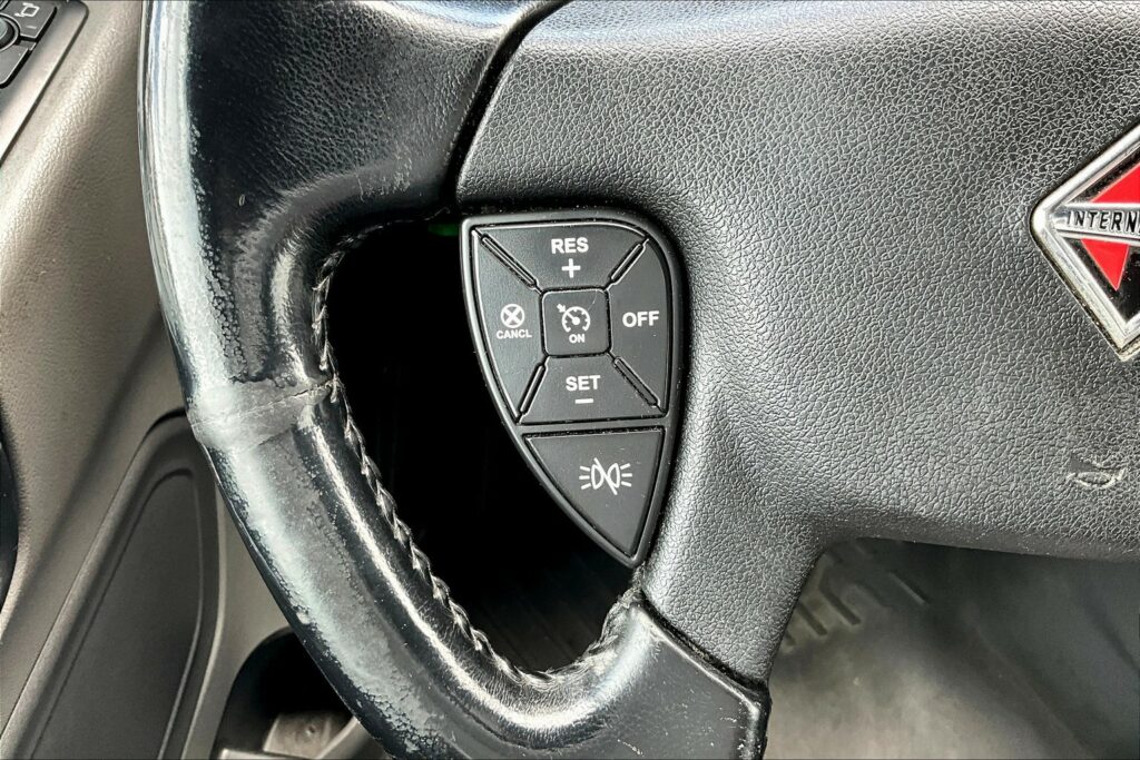 2021 CUM LT625 6×4 Sleeper